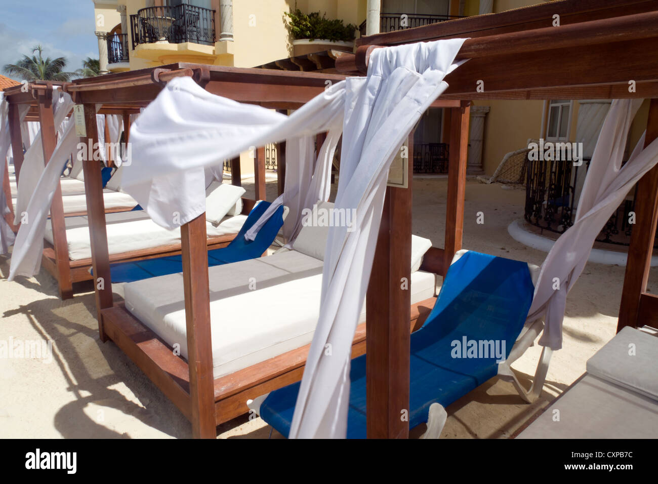 Un lit de luxe situé sur la plage Banque D'Images