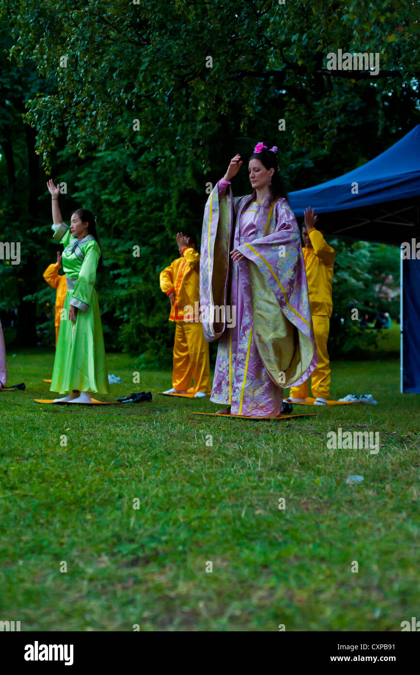 Les praticiens de la région de la Chine interdit le Falun Gong montrant leurs façons de les passants pendant la nuit des Arts à Helsinki Banque D'Images