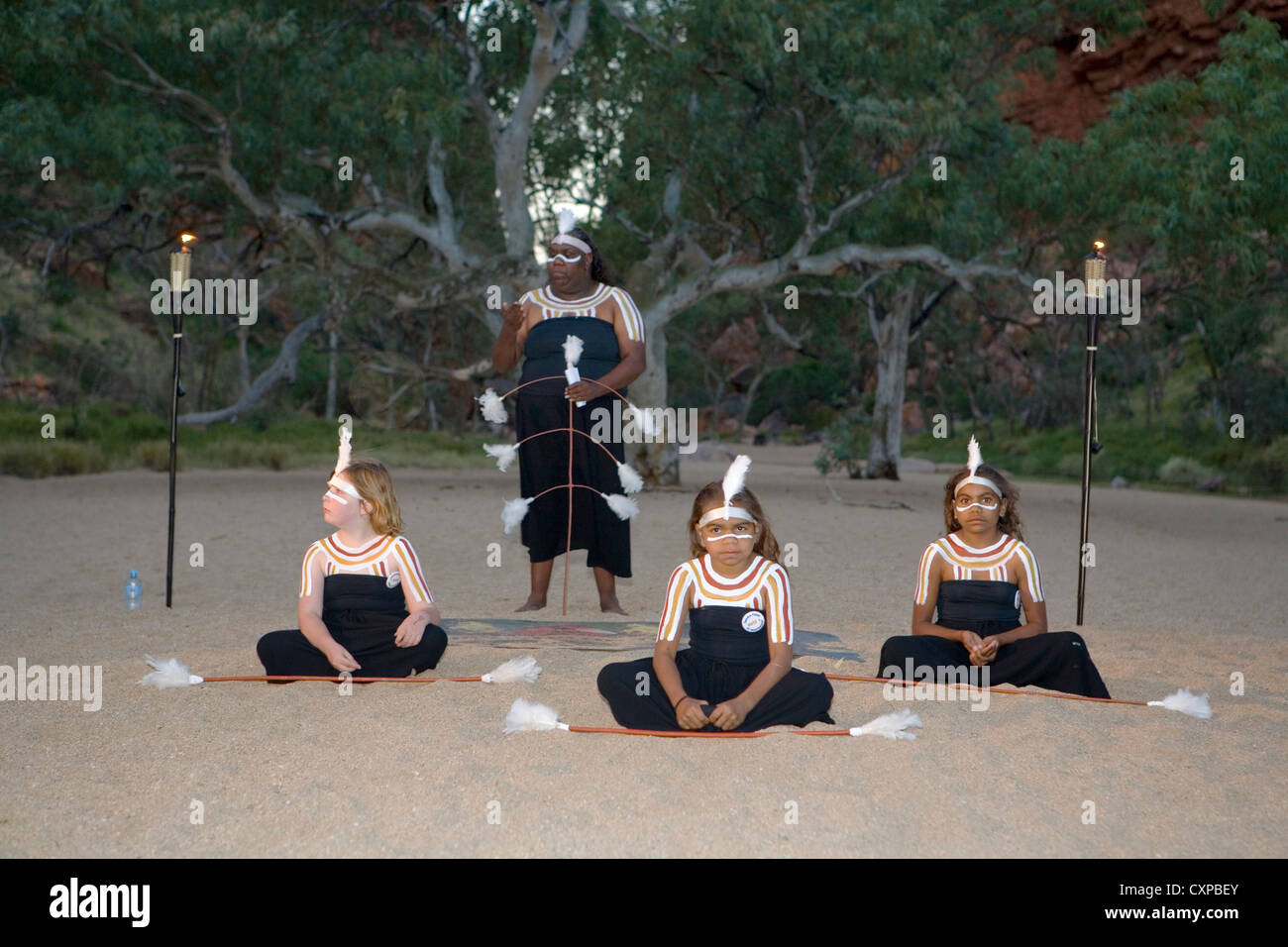 Les danseuses à Simpson's Gap dans l'ouest de McDonnell Alice Springs, Australie Banque D'Images