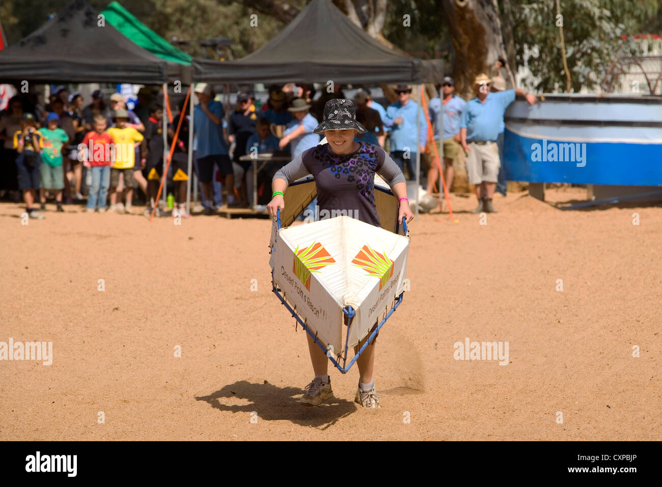 La kayakiste au 2010 Henley-on-Todd Regatta à Alice Springs, Australie Banque D'Images