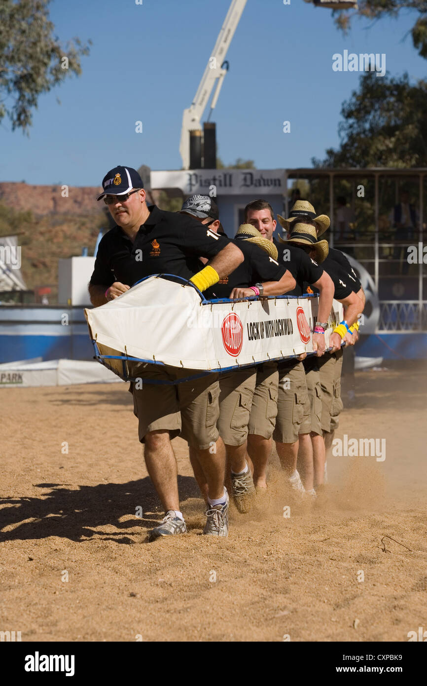 Chef de la rivière l'équipage dans les 2010 Henley-on-Todd Regatta à Alice Springs, Australie Banque D'Images