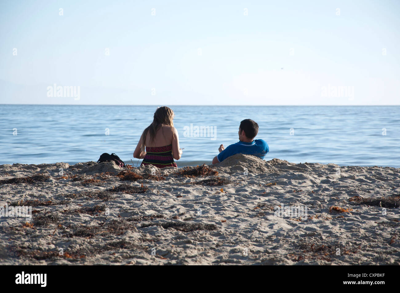 Couple de détente sur la plage Banque D'Images