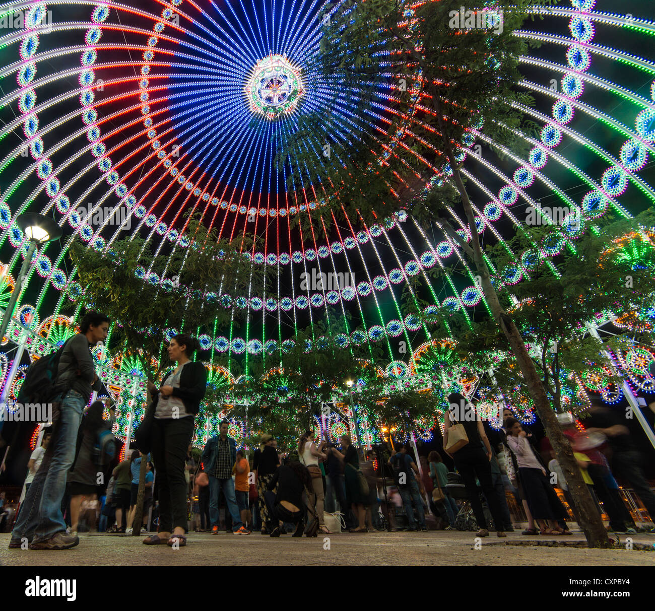 Jérusalem, Israël. Les gens à l'intérieur Luminaria de Cagna's 'Copule' sculpture de lumière à la fête des Lumières 2012. Banque D'Images