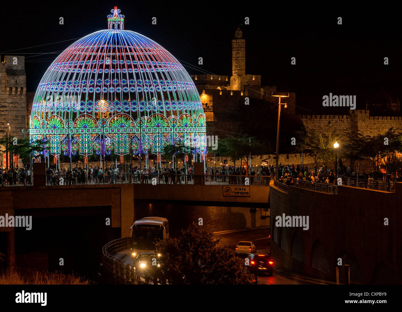 Jérusalem, Israël. Luminaria de Cagna's 'Copule' se trouve près de la Tour de David pendant la fête des Lumières 2012. Banque D'Images