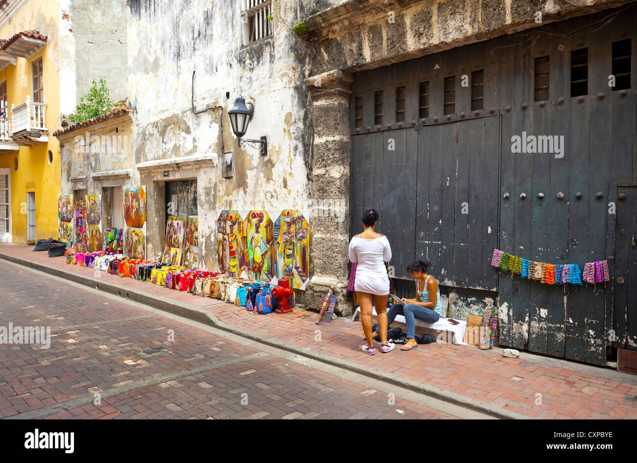 Artisanat traditionnel vendu dans la rue, Cartagena de Indias, Colombie Banque D'Images