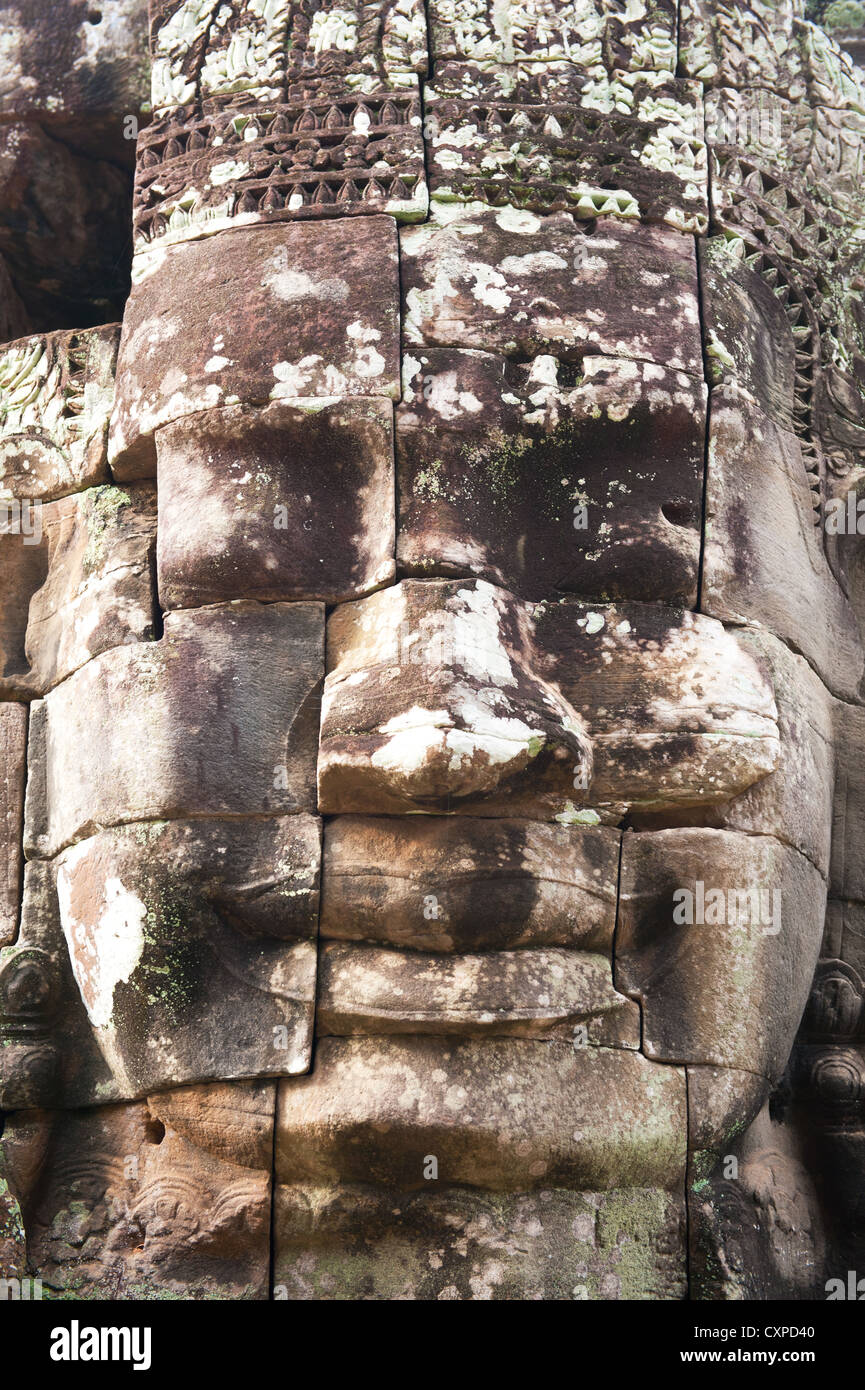 Face au Bayon temple Khmer à Angkor au Cambodge. Banque D'Images