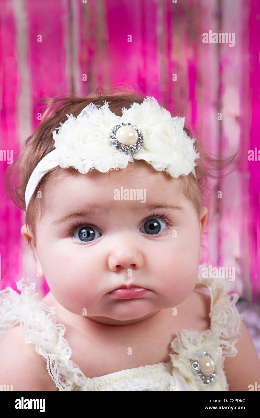 Magnifique Petite Fille De 6 Mois De Couleur Creme Avec Bloomers Ebouriffe Avec Serre Tete Correspondant A La Camera A Avec De Grands Yeux Photo Stock Alamy