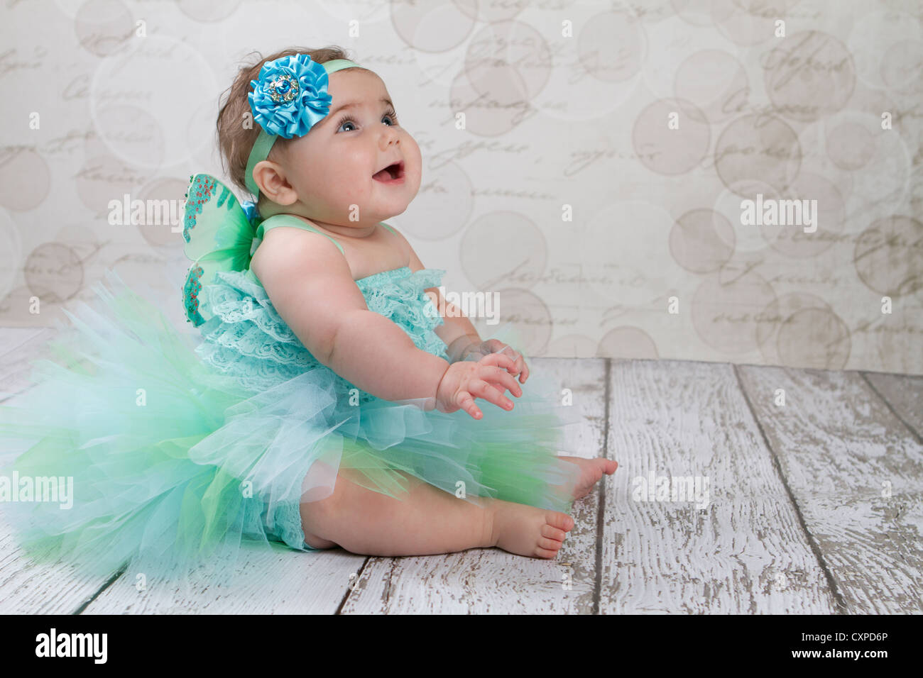 Bebe Fille 6 Mois Assis Sur Shabby Chic En Bois Blanc Marbre Vetue De Son Tutu Turquoise Ruffles Fairy Wings Bandeau Et Photo Stock Alamy