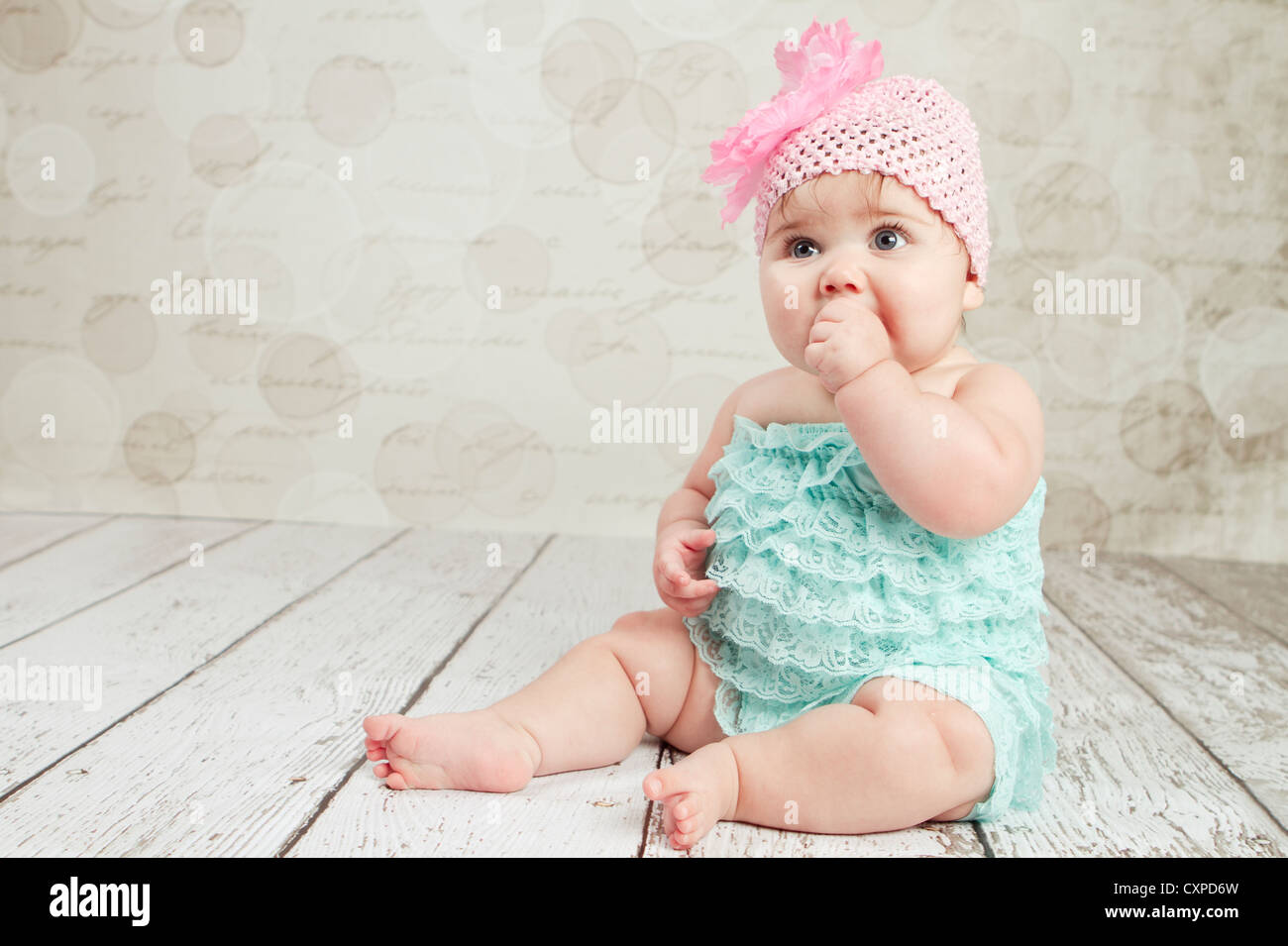 6 Mois Bebe Fille Est Assise Sur Un Sol En Bois Avec De La Peinture Blanche Elle A Sur Une Dentelle Turquoise Rose Bloomer Et Chapeau Tricote Photo Stock Alamy 6 Mois Bebe Fille Est Assise Sur Un Sol En Bois Avec De La Peinture Blanche Elle A Sur Une Dentelle Turquoise Rose Bloomer Et Chapeau Tricote Photo Stock Alamy