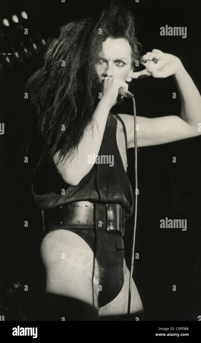 Mort ou vivant de la photo promotionnelle du groupe de rock britannique avec Pete Burns en 1984 Banque D'Images