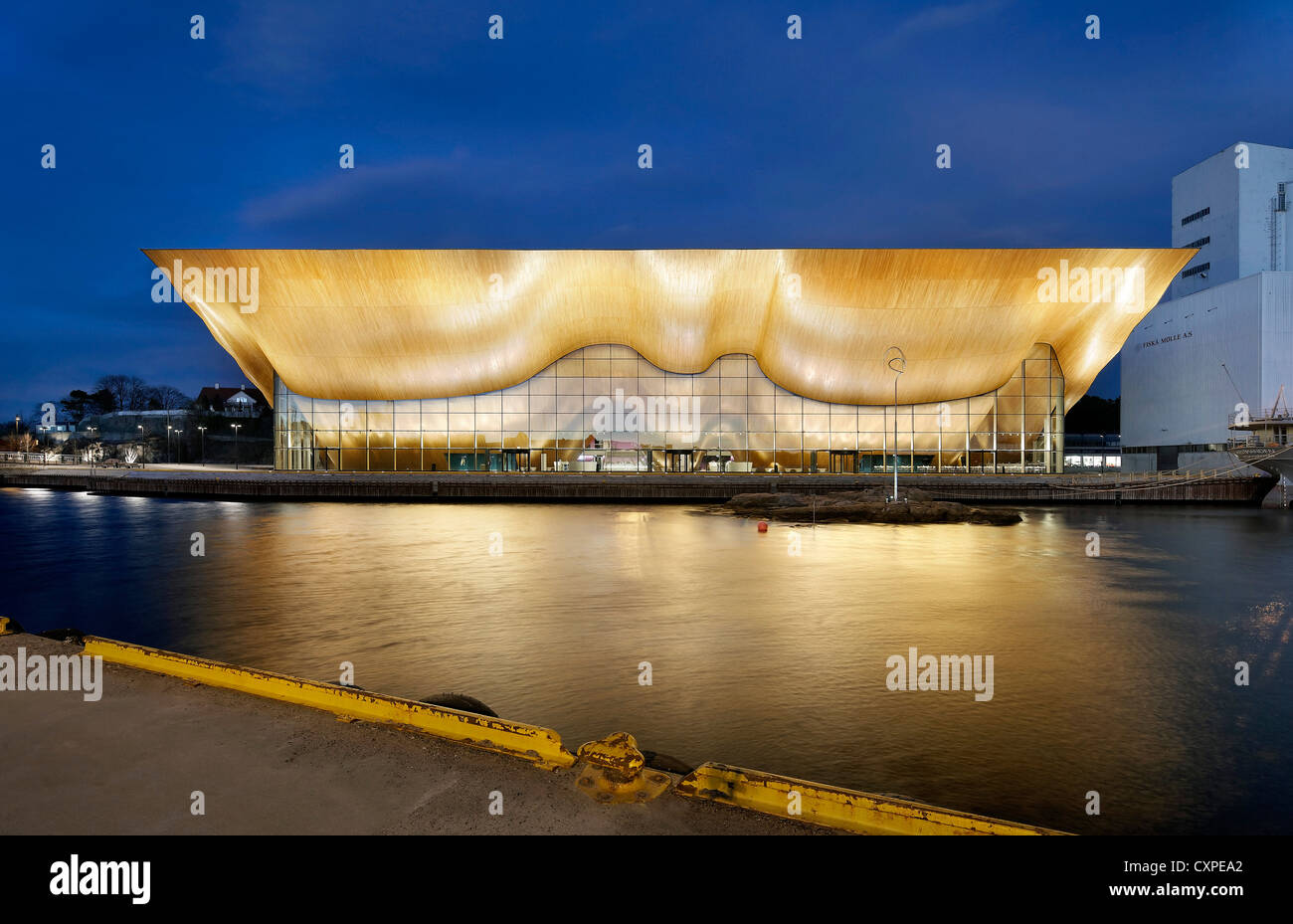 Kilden Performing Arts Centre, Kristiansand, Norvège. Architecte : ALA Architects, 2011. Crépuscule tourné à travers l'eau. Banque D'Images