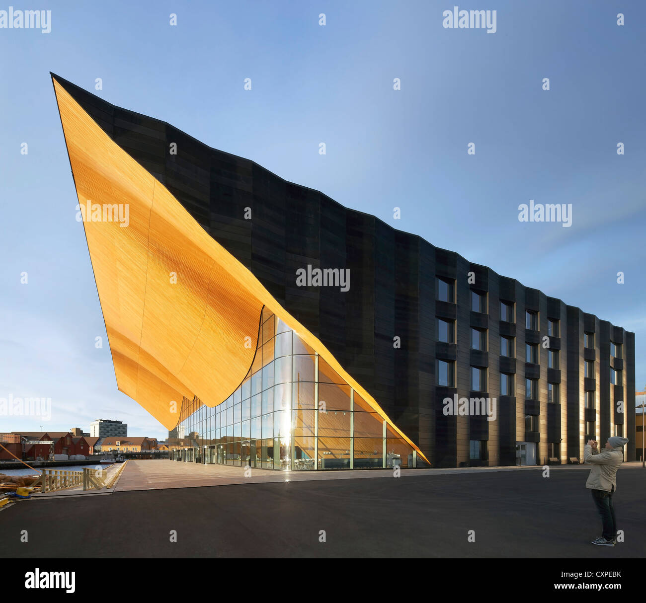 Kilden Performing Arts Centre, Kristiansand, Norvège. Architecte : ALA Architects, 2011. Vue extérieure obliques en fin d'après-midi su Banque D'Images