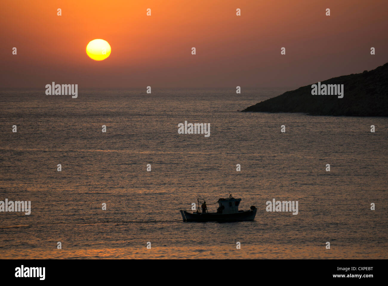 Bateau de pêche au coucher du soleil, Kalymnos, l'île Grecque, Dodécanèse, Grèce Banque D'Images