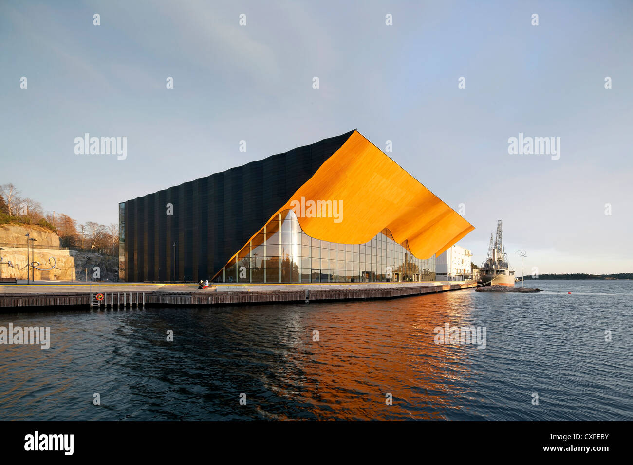 Kilden Performing Arts Centre, Kristiansand, Norvège. Architecte : ALA Architects, 2011. Vue extérieure oblique sur l'eau à la fin Banque D'Images