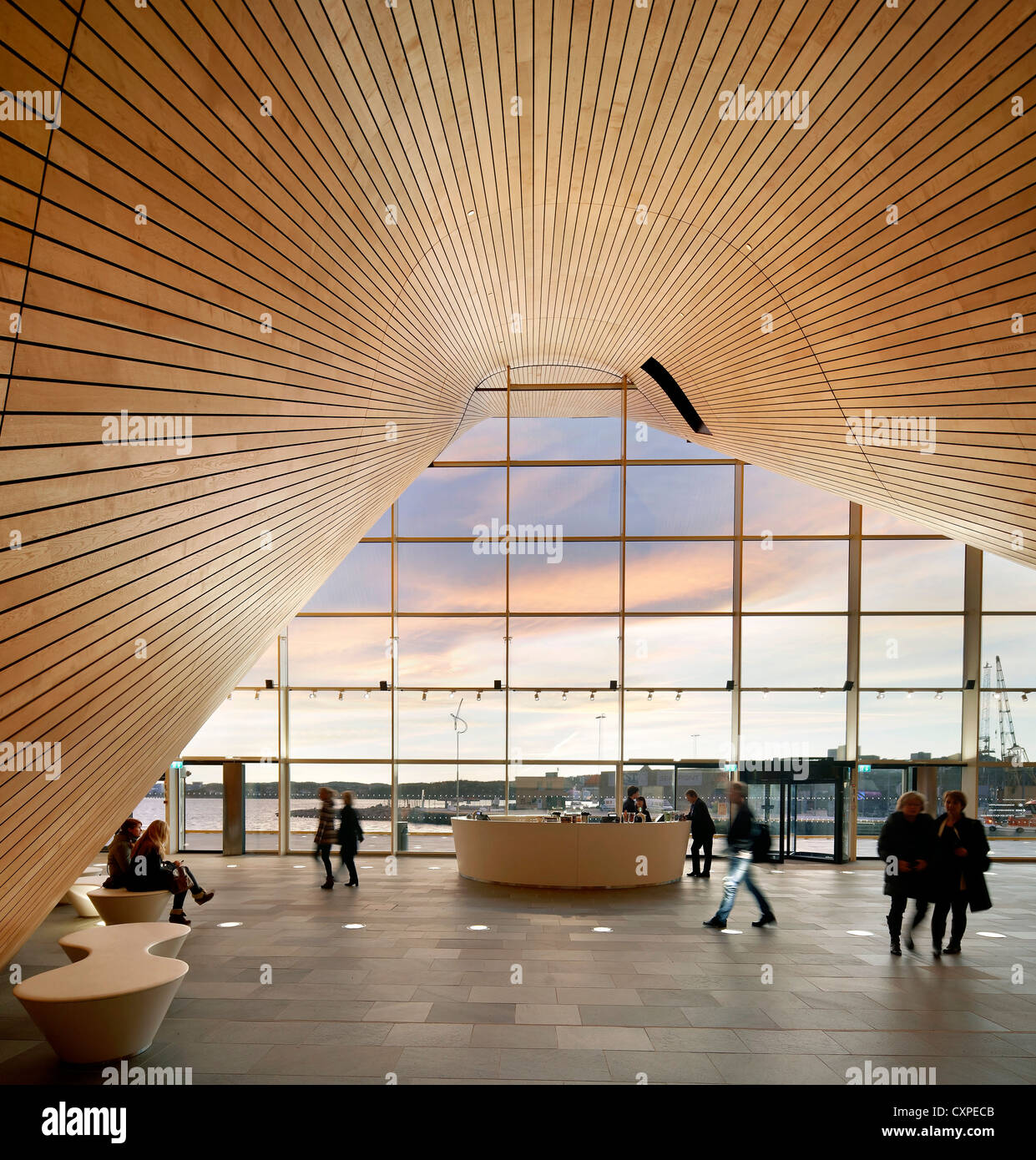 Kilden Performing Arts Centre, Kristiansand, Norvège. Architecte : ALA Architects, 2011. Vue de l'intérieur de l'hall avec les gens de soleils Banque D'Images