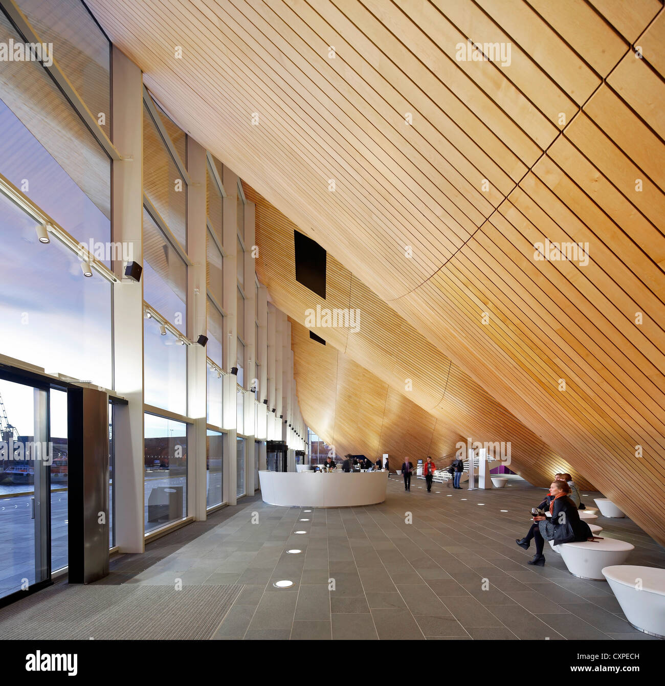 Kilden Performing Arts Centre, Kristiansand, Norvège. Architecte : ALA Architects, 2011. Vue de l'intérieur de l'hall avec les gens de soleils Banque D'Images