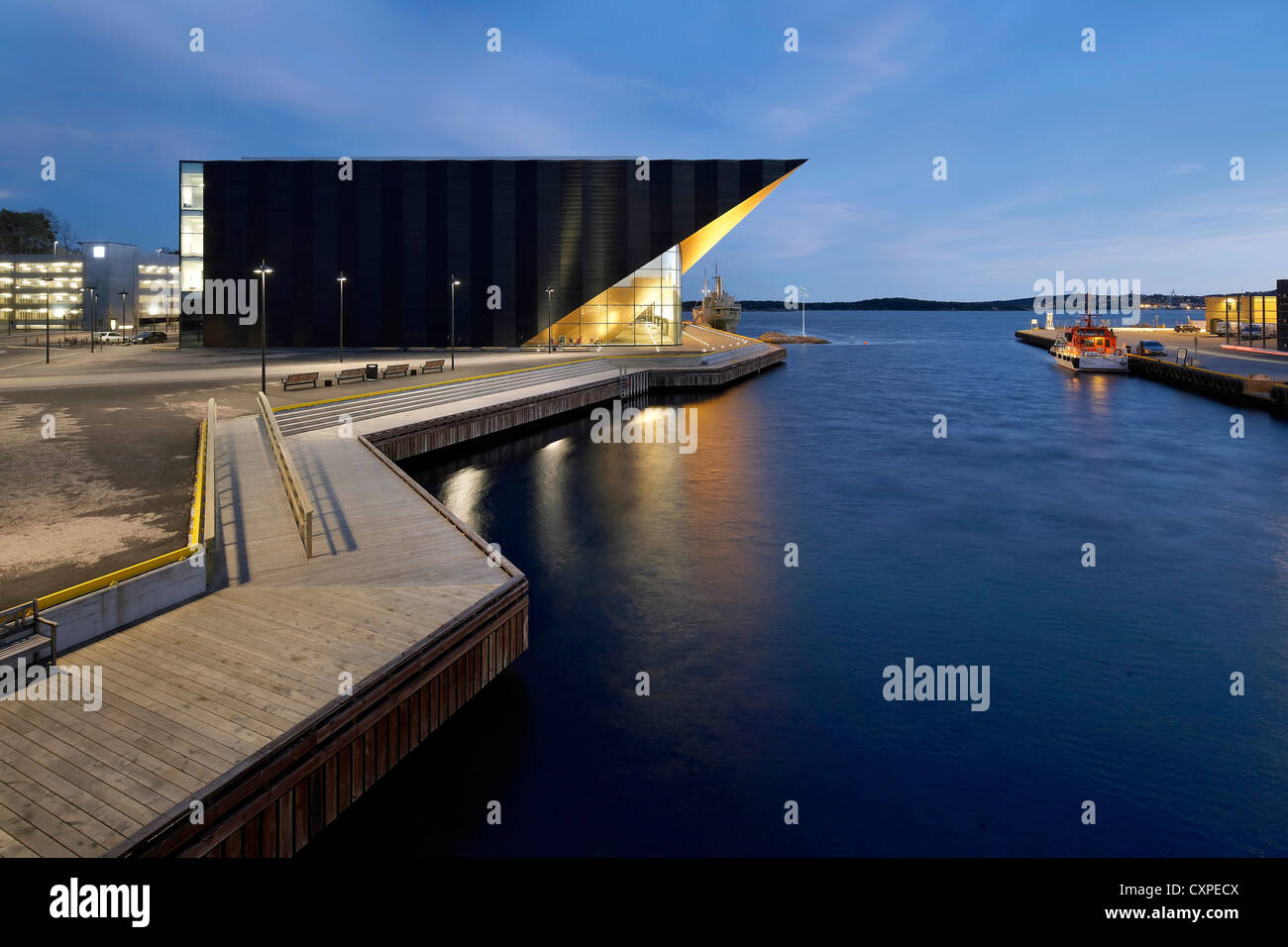 Kilden Performing Arts Centre, Kristiansand, Norvège. Architecte : ALA Architects, 2011. Large vue extérieure au crépuscule. Banque D'Images