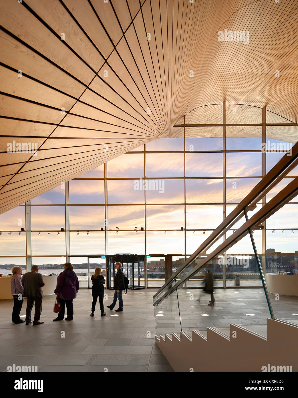 Kilden Performing Arts Centre, Kristiansand, Norvège. Architecte : ALA Architects, 2011. Vue de l'intérieur de l'hall au coucher du soleil. Banque D'Images