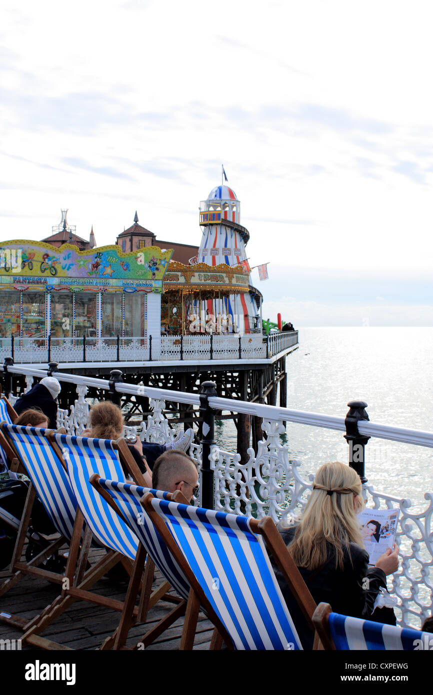 Helter Skelter sur Brighton Pier et les vacanciers Banque D'Images
