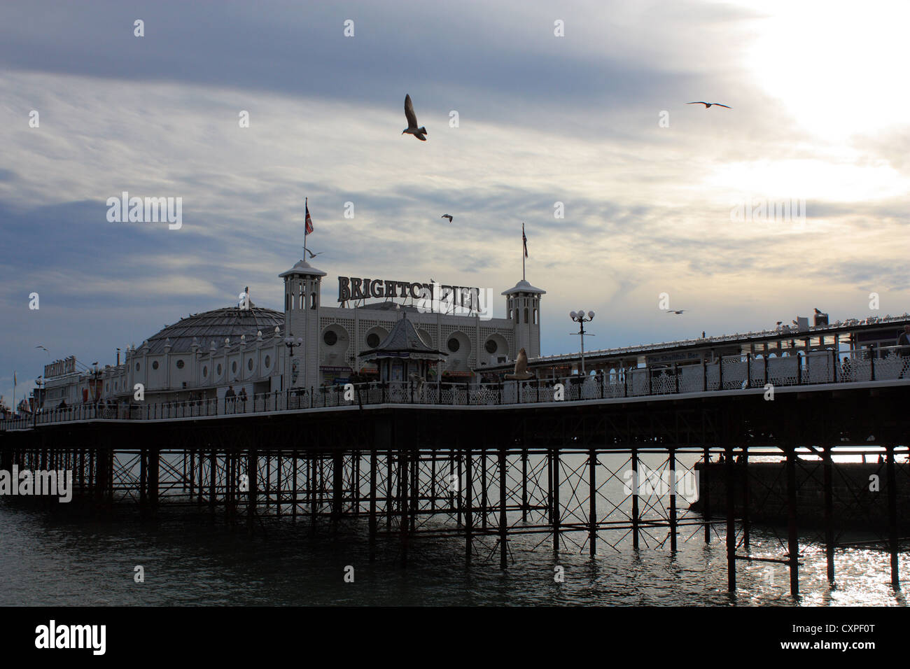 La jetée de Brighton dans le coucher du soleil Banque D'Images