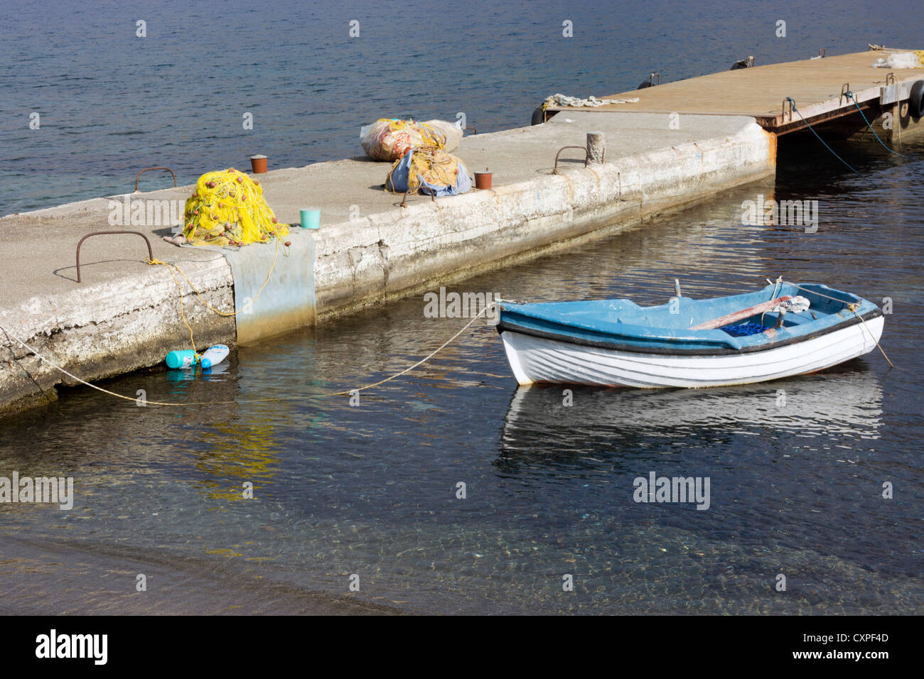 Bateau à rames bleu et blanc, Kalymnos, l'île Grecque, Dodécanèse, Grèce Banque D'Images