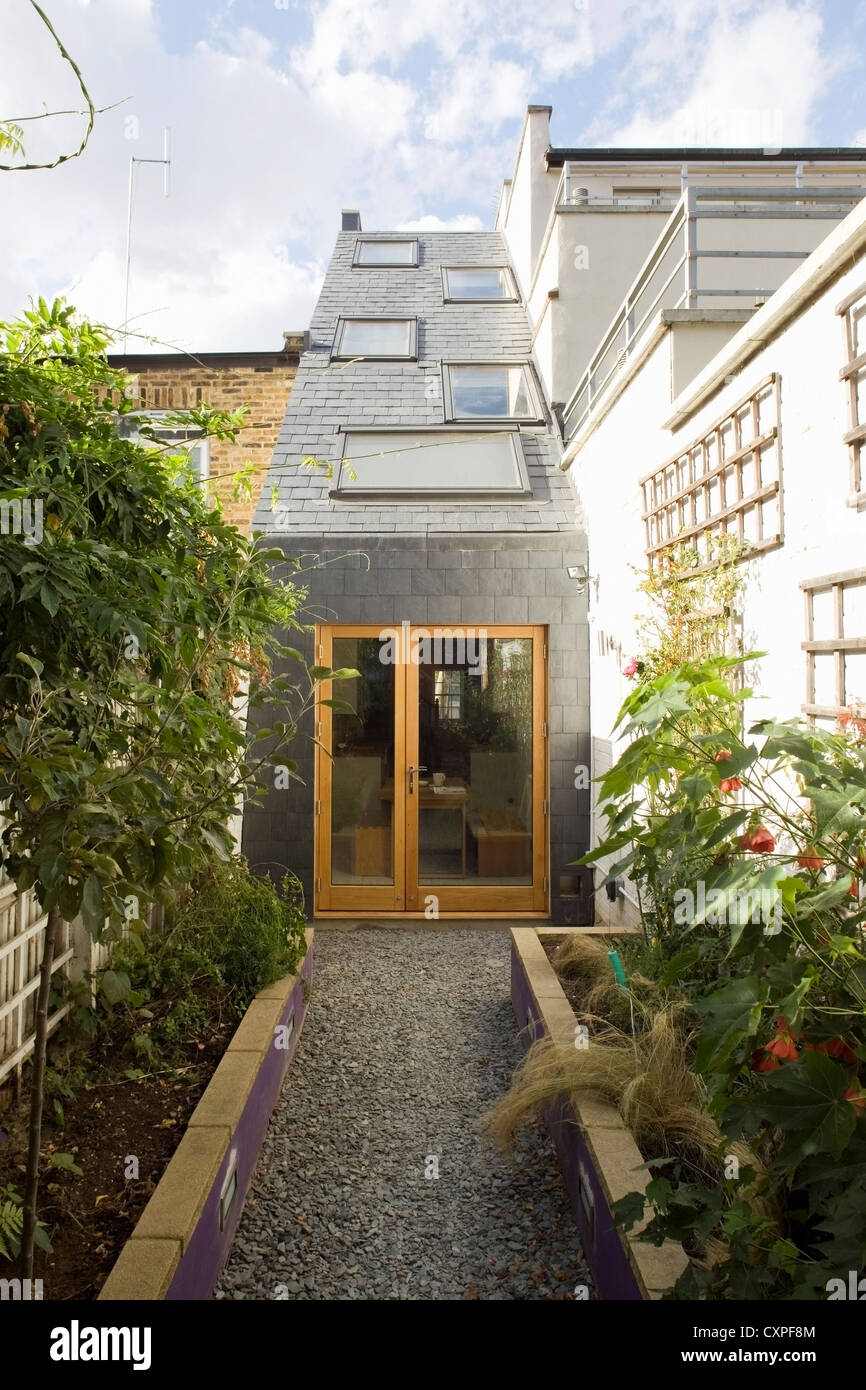 Le Slim House, Londres, Royaume-Uni. Architecte : alma-nac architectes, 2012. Vue arrière extérieur de maison avec portes fermées. Banque D'Images