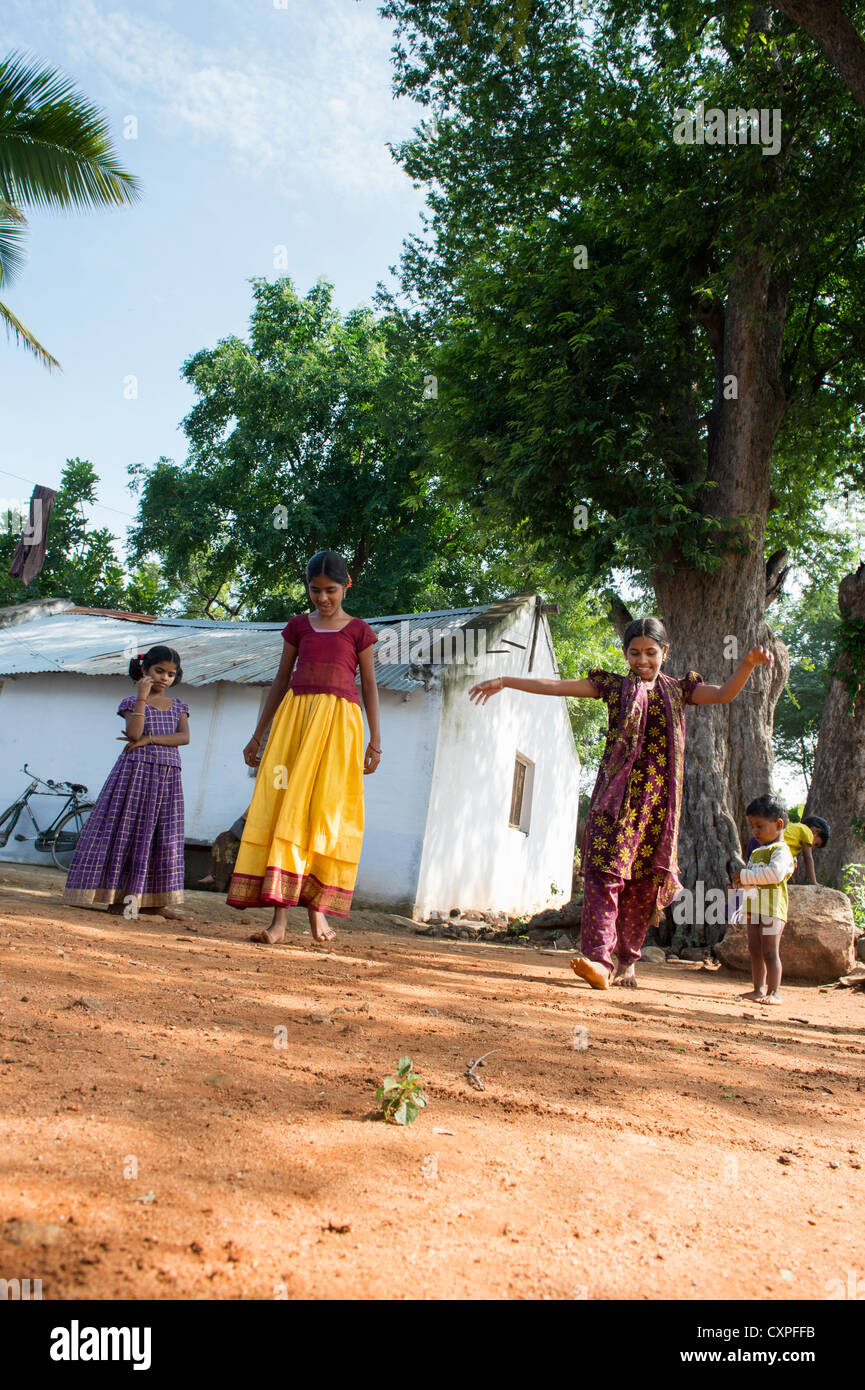Jouer à des jeux de filles indiennes dans un village de l'Inde rurale. L'Andhra Pradesh, Inde Banque D'Images