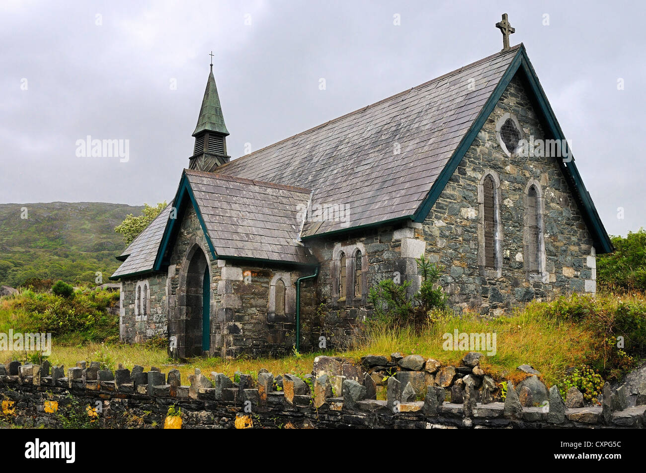 L'Église à l'Anneau du Kerry (N71) entre le Looscaunach Lough et Upper Lake, le Parc National de Killarney, comté de Kerry, Irlande. Banque D'Images