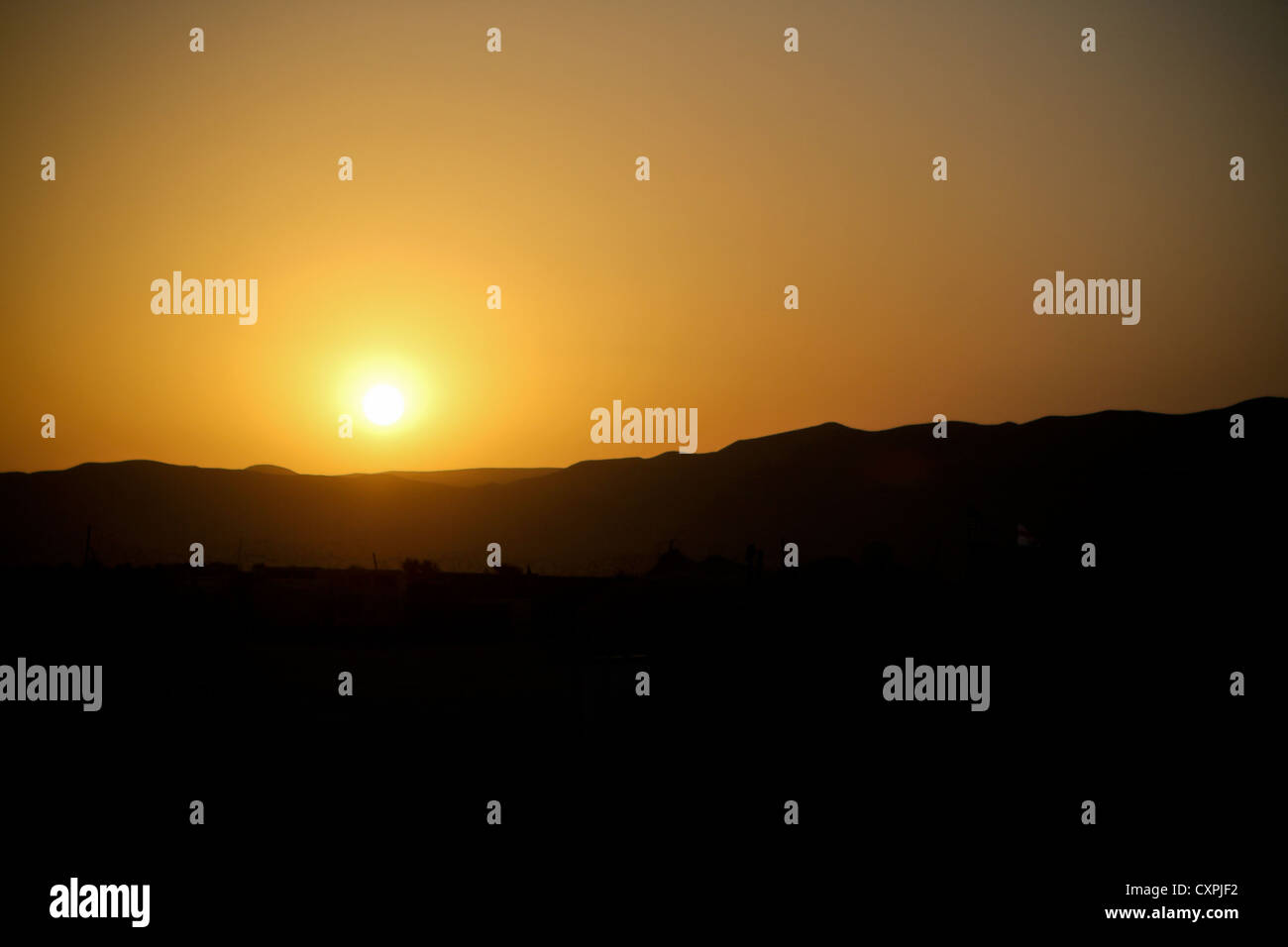 Le soleil se couche derrière les collines de Sangin, Afghanistan, par sept. 30, 2012. marines avec 1er bataillon, 7e régiment de marine, 6 équipe de combat, a été déployé dans la région de Sangin et région de la vallée de la rivière Helmand. Ils ont mené des opérations en partenariat avec les collectivités locales et les patrouilles de l'armée nationale afghane, de la police locale afghane et de la police nationale afghane de l'ordre civil. Banque D'Images