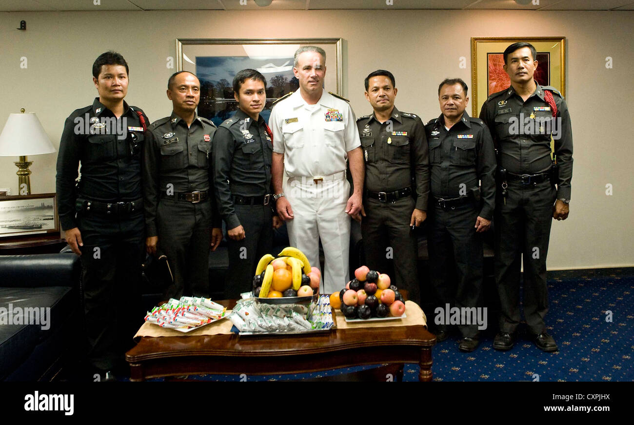 Groupe aéronaval du commandant, 3 adm arrière. charles gaouette stands avec des responsables de la marine royale de la Thaïlande dans la cabine à bord de l'inport de classe nimitz porte-avions USS JOHN C. STENNIS (CVN 74). John C. Stennis est de revenir à la 7è et 5e flotte domaines de responsabilité quatre mois avant la date prévue afin de maintenir les exigences de la marine commandant de combat et actifs dans la région. Banque D'Images