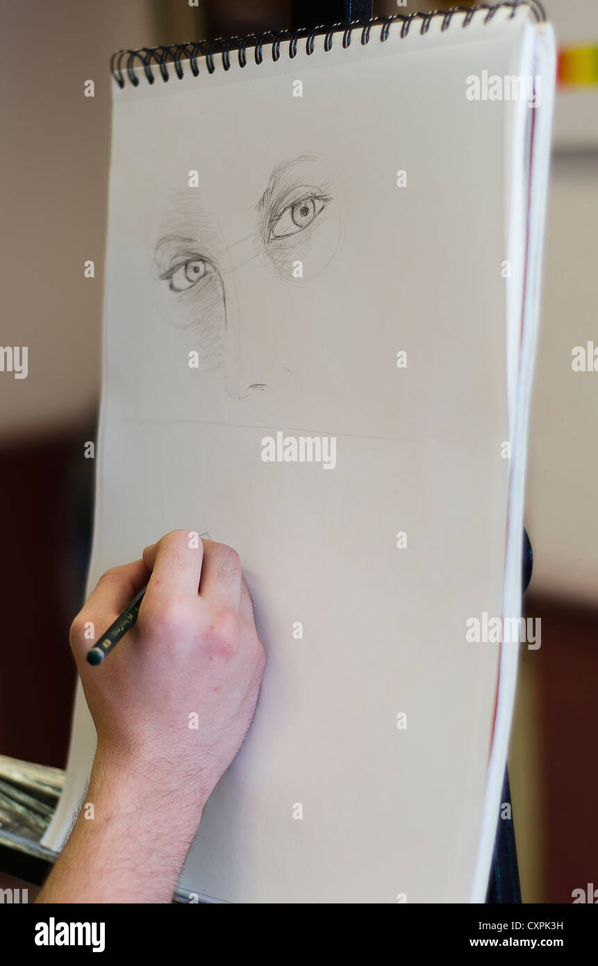 Un tiroir peinture à la main une femme dans un livre de dessin Banque D'Images