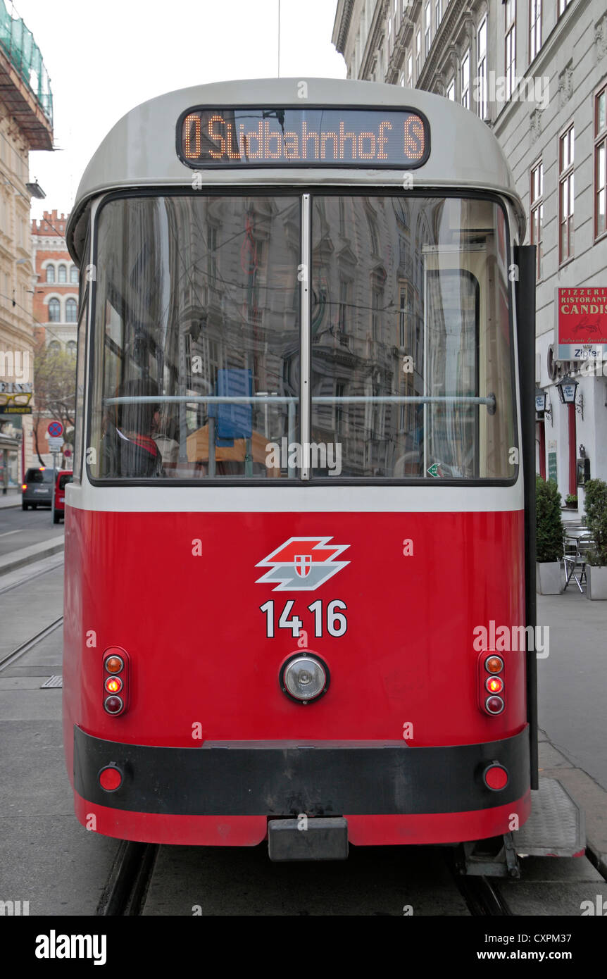 Un tramway électrique en attente à un arrêt de tramway à Vienne, Autriche. Banque D'Images