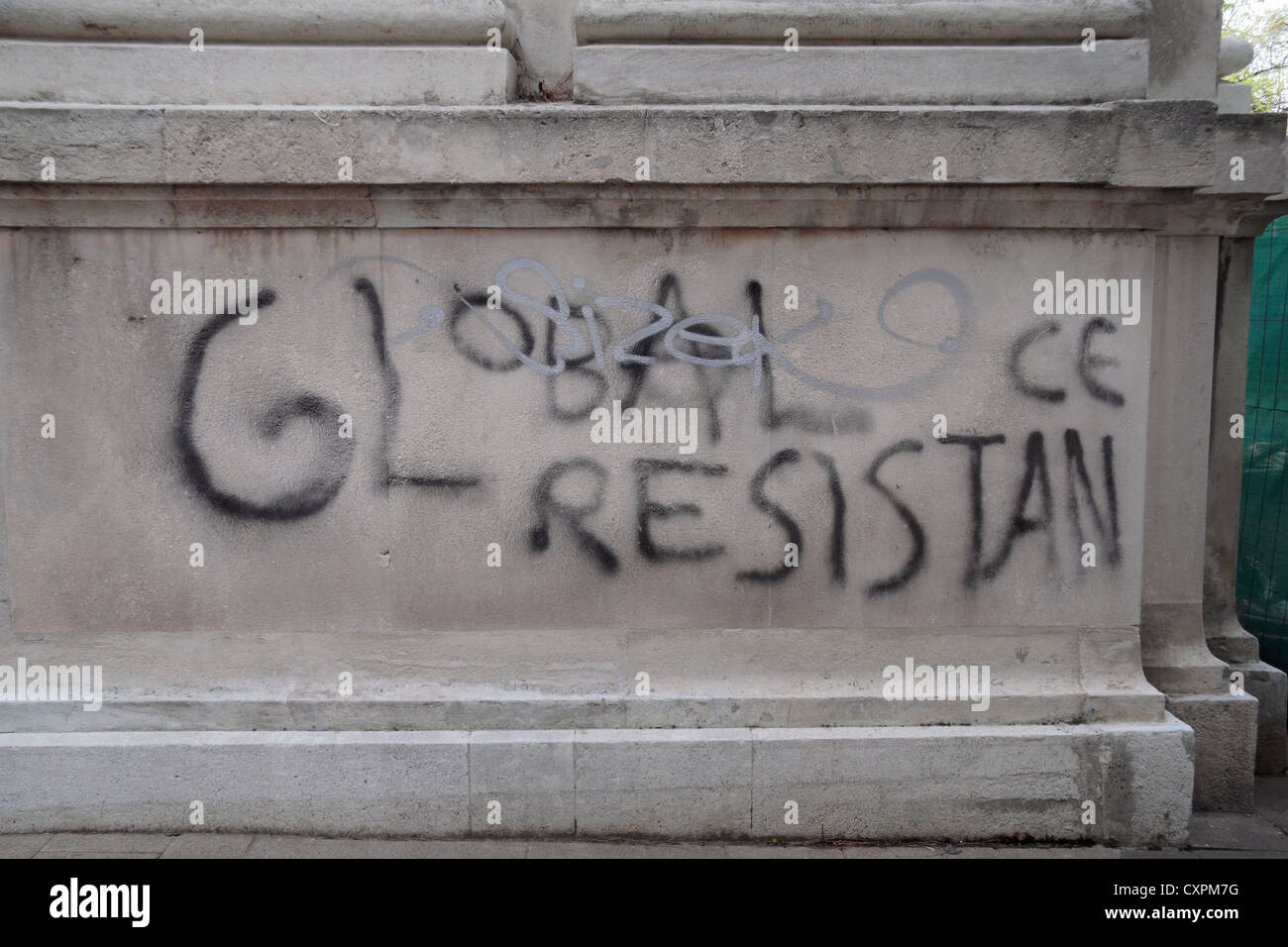 Graffiti amusant erreur (manque de place pour le mot "résistance") sur un mur à Vienne (Wien), l'Autriche. Banque D'Images