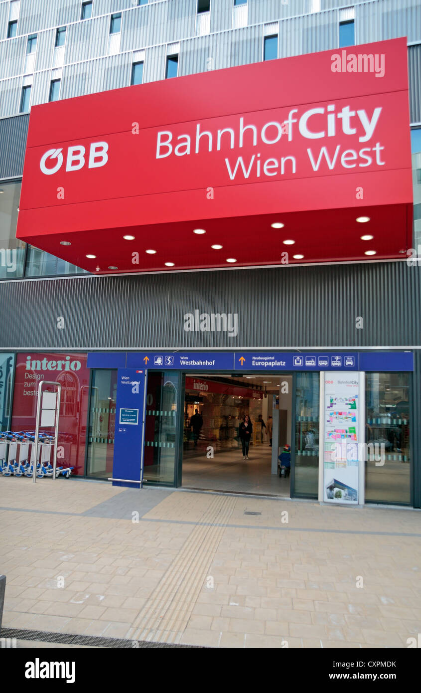 Entrée de la BahnhofCity Wien West shopping centre au-dessus de la gare Westbahnhof de Vienne (Wien), l'Autriche. Banque D'Images