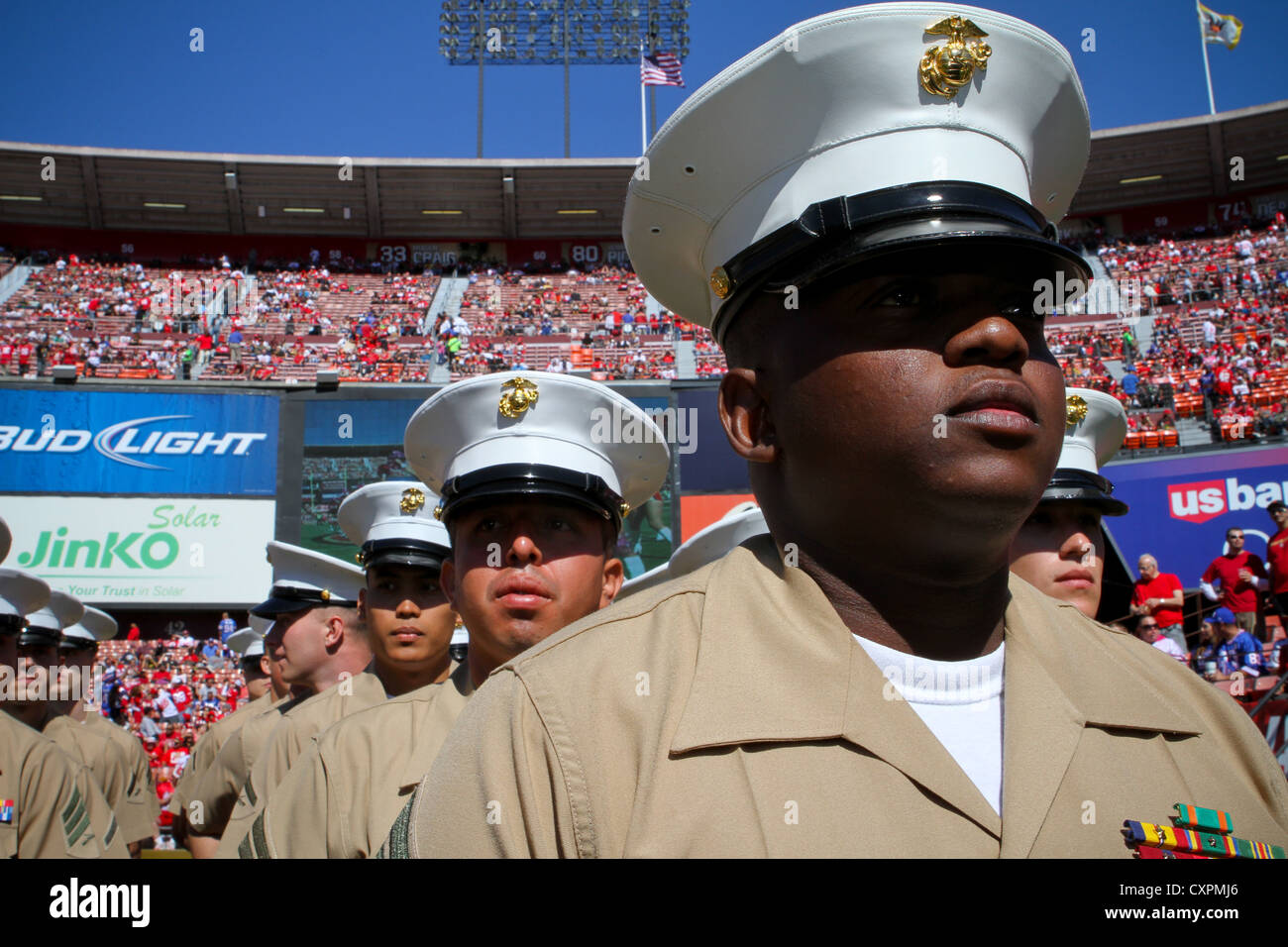 Le sergent jimmy waweru, un sergent de peloton servant avec la 13e Marine Expeditionary Unit pour san francisco Fleet Week 2012, ainsi que les marins, les gardes côtes et les membres de la Marine royale du Canada, font partie de l'exposition à arborant candlestick park, oct. 7, 2012. waweru est originaire de Mombasa, Kenya et est stationné à Marine Corps Base Camp Pendleton, en Californie. Banque D'Images