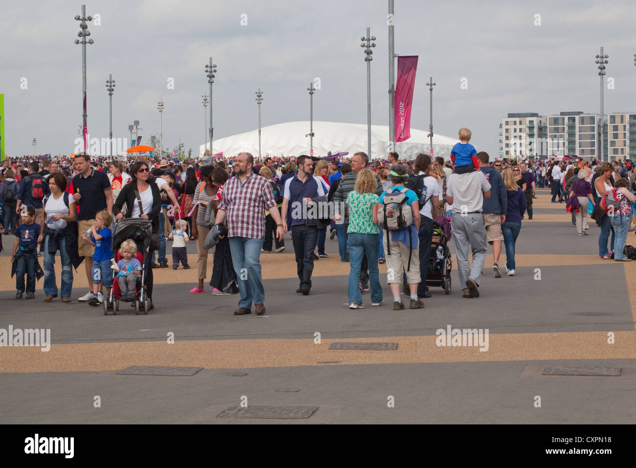 Les gens (Homo sapiens). Les foules. Balade autour du Parc olympique. Londres. L'Angleterre. UK Banque D'Images