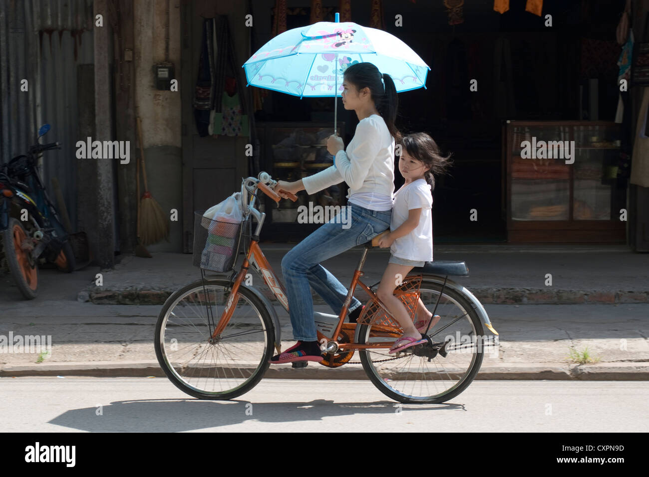 Parasol sur un vélo Photo Stock - Alamy