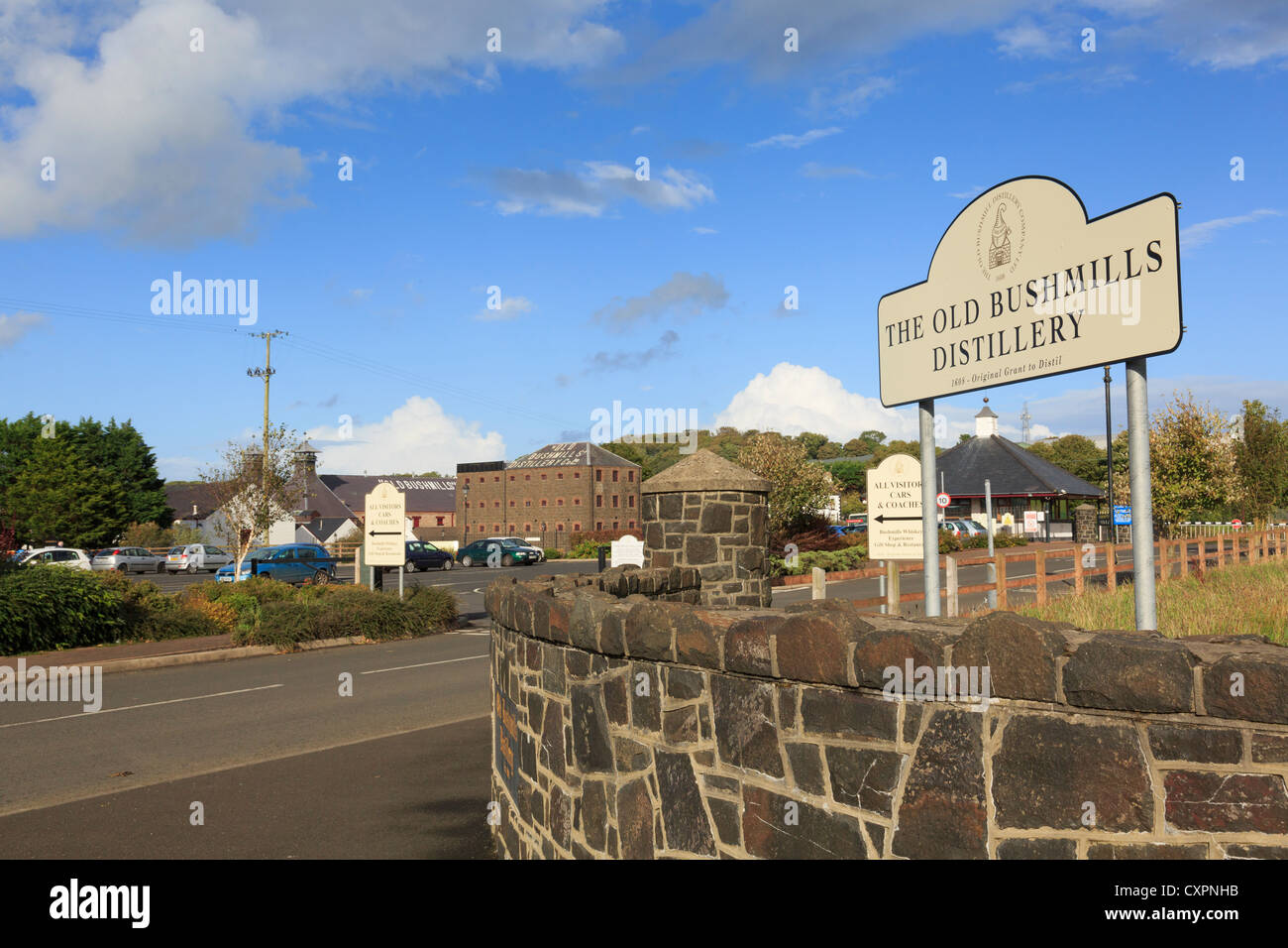 Inscrivez-vous à l'entrée de Old Bushmills Distillery Co Ltd les distillateurs du whiskey irlandais dans Bushmills, Co Antrim, en Irlande du Nord, Royaume-Uni Banque D'Images