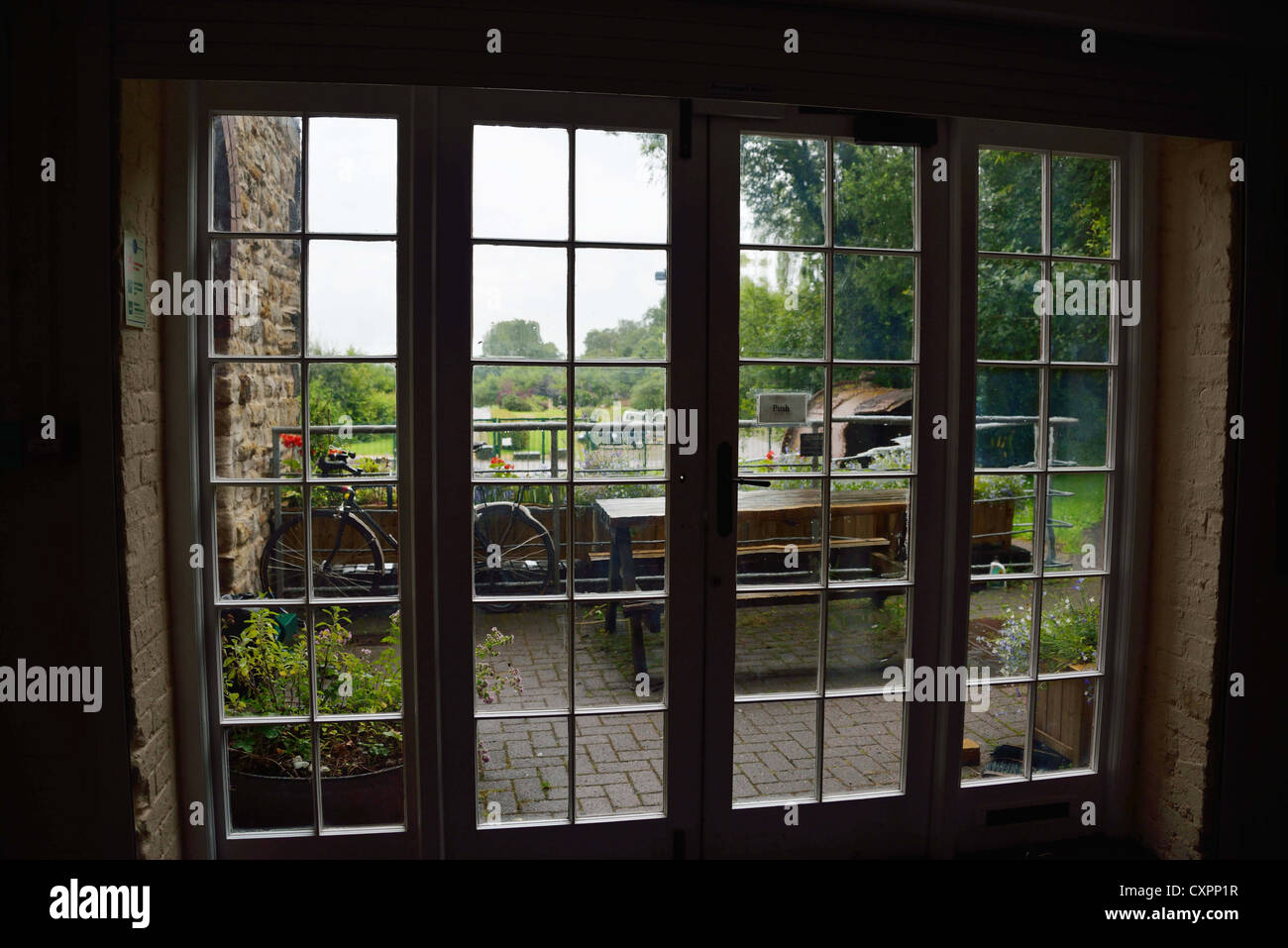 À l'intermédiaire de portes françaises à l'extérieur Banque D'Images