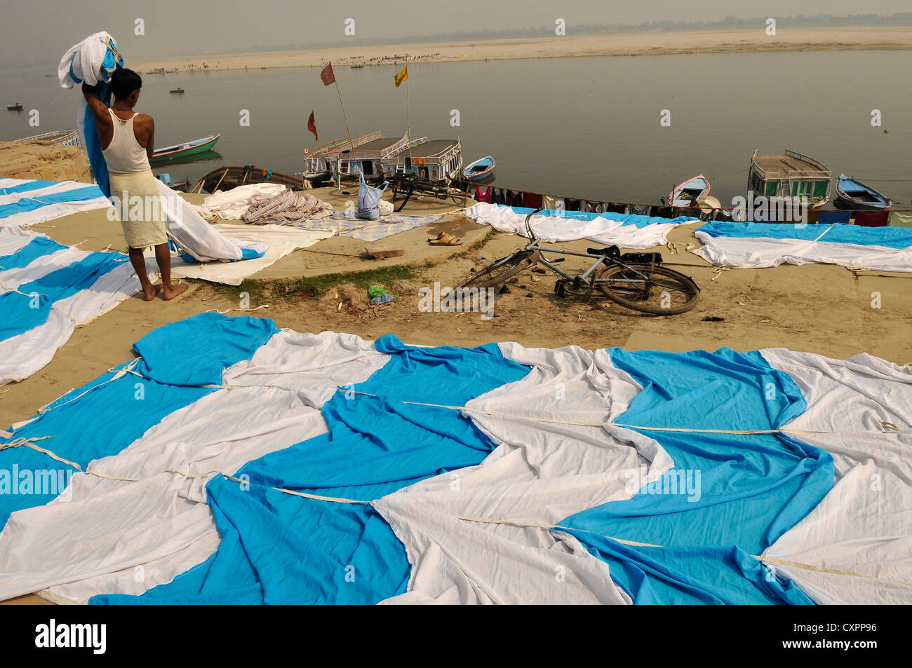 Asie Inde Uttar Pradesh Varanasi une blanchisserie sur les rives du Gange Banque D'Images