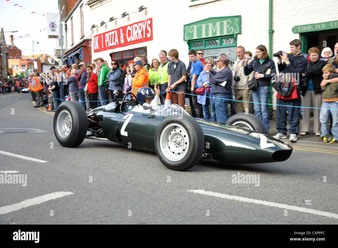 Damon Hill au volant de son père Graham Hill's favorite 'Old Faithful' pendant la journée de célébration de la GRE en Bourne, Lincolnshire Banque D'Images