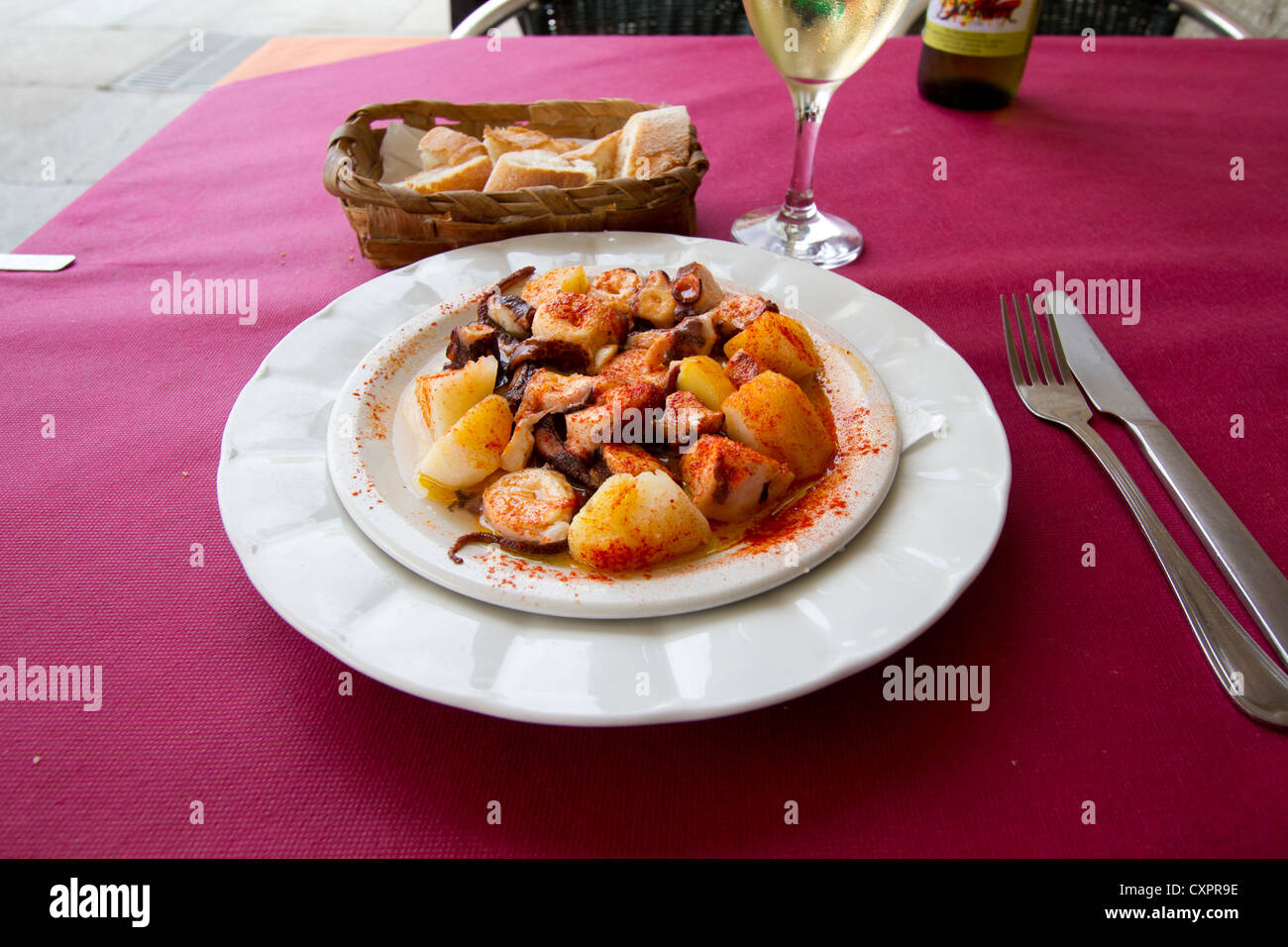 Pulpo gallego, le poulpe sur le galicien, avec pommes de terre, huile d'olive et de poudre de poivre frais rouge Banque D'Images