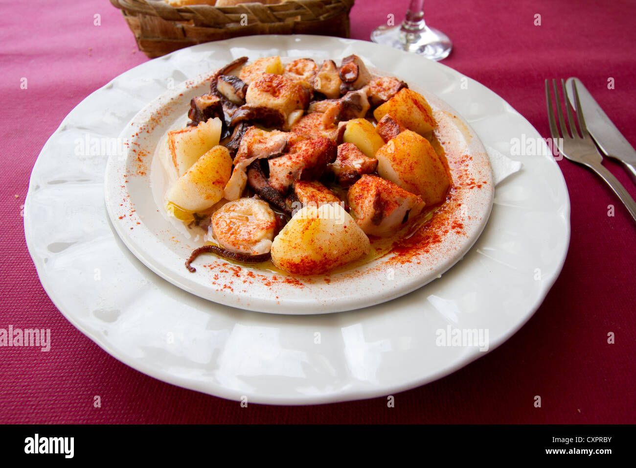 Pulpo gallego, le poulpe sur le galicien, avec pommes de terre, huile d'olive et de poudre de poivre frais rouge Banque D'Images