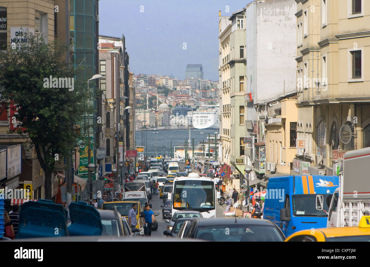 Vue vers le bas une rue dans le Bosphore, Istanbul, Turquie Photo Stock -  Alamy