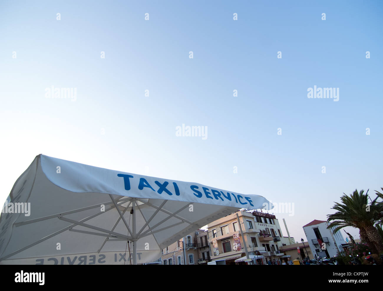 Un service de taxi disponible dans la ville de Réthymnon sur l'île grecque de Crète Banque D'Images
