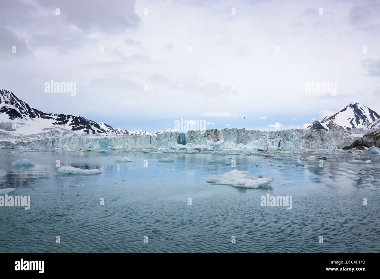 Iceberg dans l'océan, Spitzberg, Norvège Banque D'Images