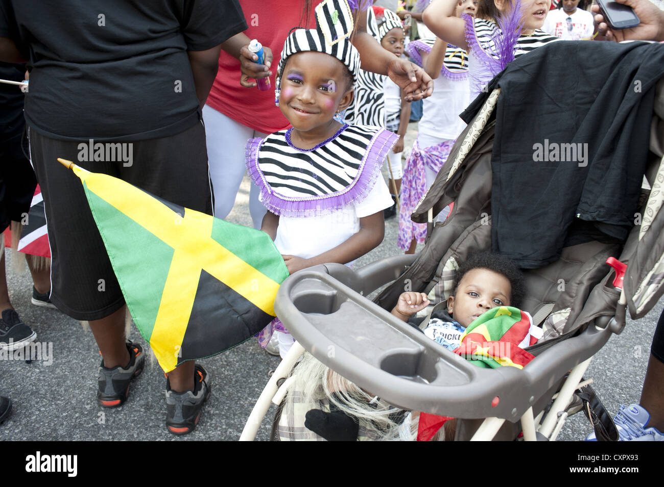 Caraïbes Kiddies Day Parade, Crown Heights. Personnages costumés, young girl holding drapeau jamaïcain. Eaton fait partie d'événements de la fête du Travail. Banque D'Images