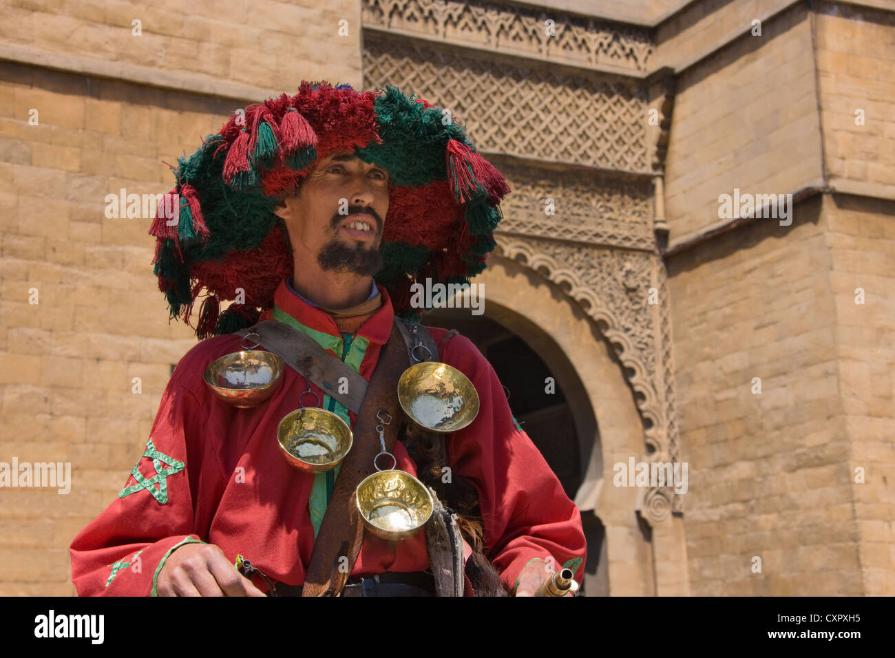 L'homme à vendre de l'eau par l'ancienne porte de la ville, Casablanca, Maroc Banque D'Images