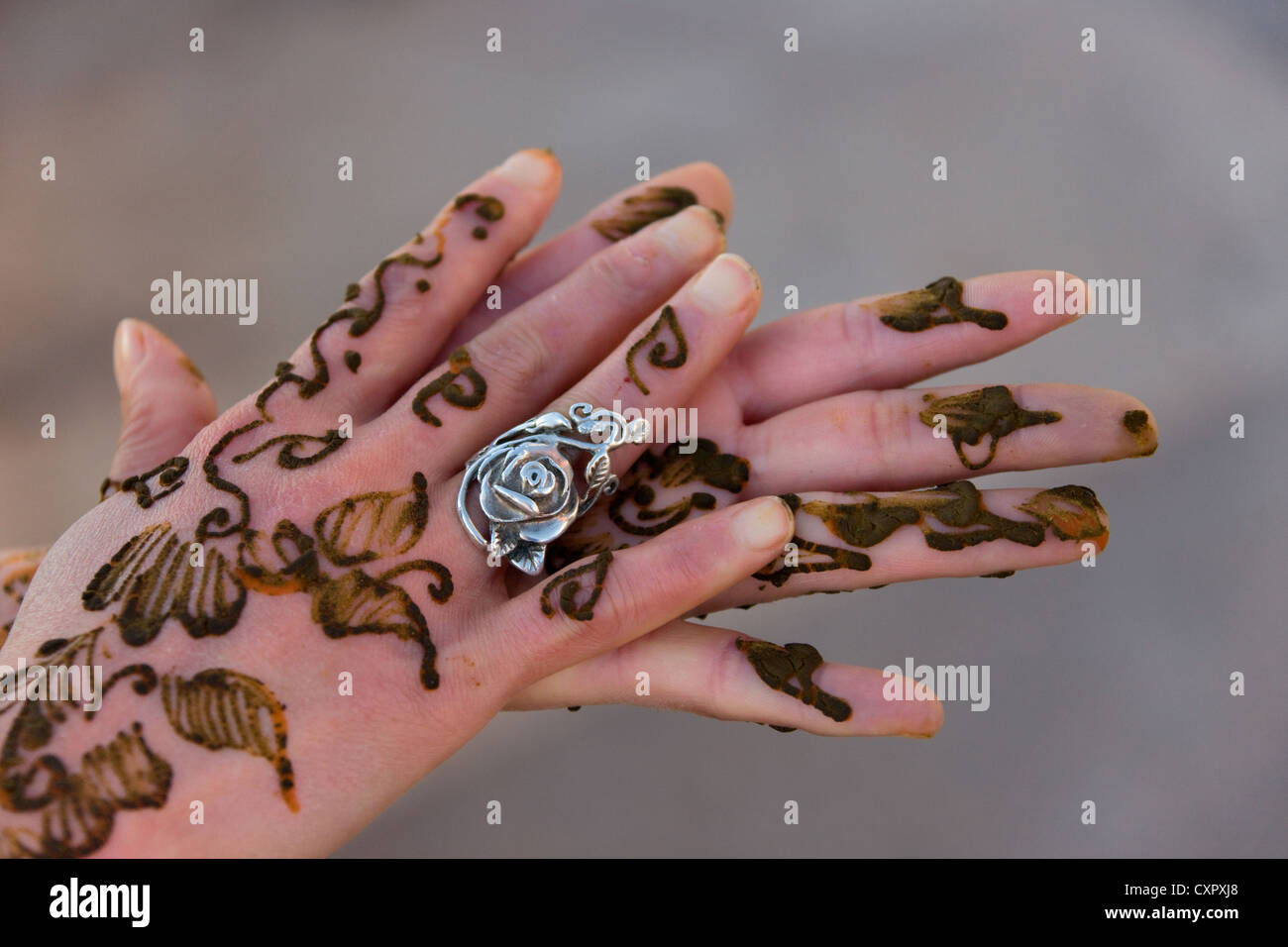 Peinture au henné sur les mains, Casablanca, Maroc Banque D'Images