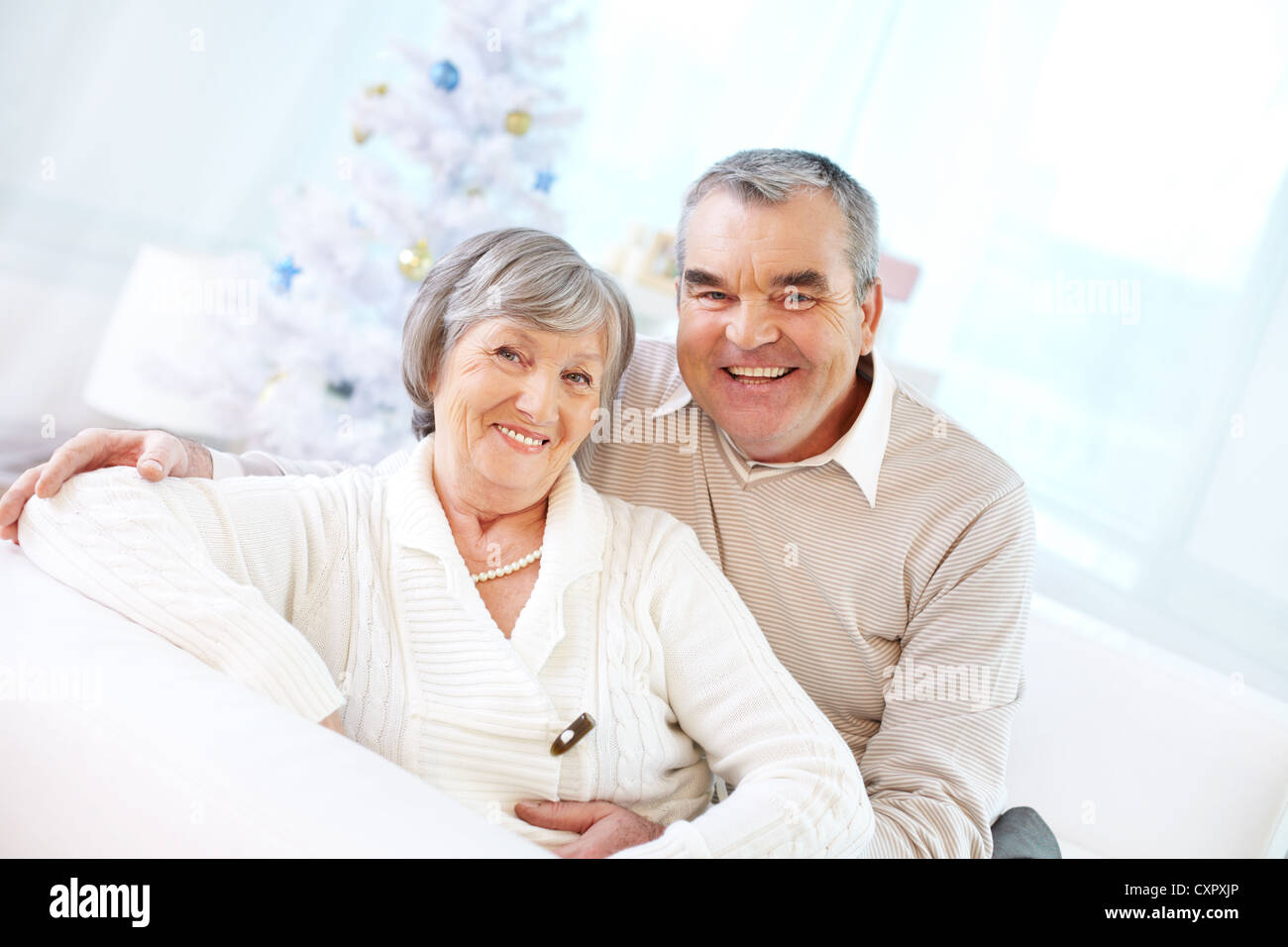 Portrait of a happy senior couple looking at camera and smiling Banque D'Images